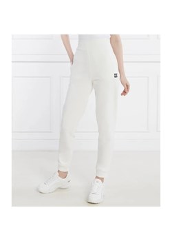 HUGO Spodnie dresowe Nelfinia | Regular Fit ze sklepu Gomez Fashion Store w kategorii Spodnie damskie - zdjęcie 170684353