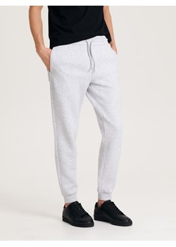 Reserved - Spodnie dresowe regular fit - jasnoszary ze sklepu Reserved w kategorii Spodnie męskie - zdjęcie 170687302