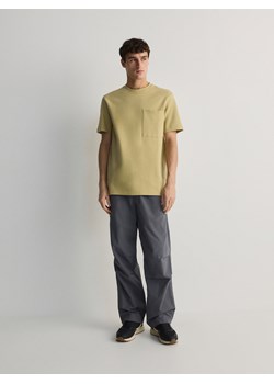 Reserved - T-shirt comfort z kieszonką - oliwkowy ze sklepu Reserved w kategorii T-shirty męskie - zdjęcie 170687550