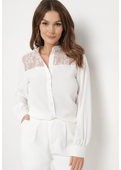 Biała Koszula na Guziki z Ozdobną Koronkową Wstawką Tapirea ze sklepu Born2be Odzież w kategorii Koszule damskie - zdjęcie 170688582