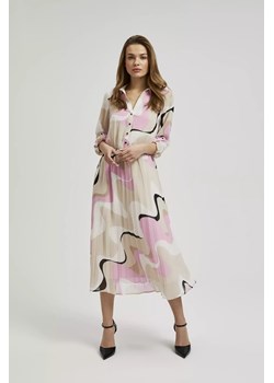 Sukienka w geometryczny wzór z plisowanym dołem beżowa ze sklepu Moodo.pl w kategorii Sukienki - zdjęcie 170693581