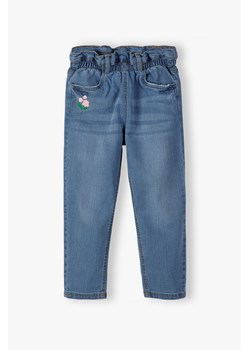 Denimowe spodnie dla dziewczynki - niebieskie ze sklepu 5.10.15 w kategorii Spodnie dziewczęce - zdjęcie 170697641