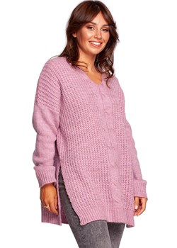 Długi wełniany sweter z dekoltem i rozcięciami różowy BK087, Kolor różowy, Rozmiar L/XL, BeWear ze sklepu Primodo w kategorii Swetry damskie - zdjęcie 170718200