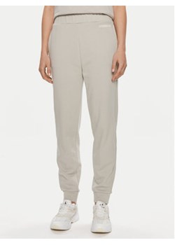 Calvin Klein Spodnie dresowe Micro Logo K20K206632 Beżowy Regular Fit ze sklepu MODIVO w kategorii Spodnie damskie - zdjęcie 170726053