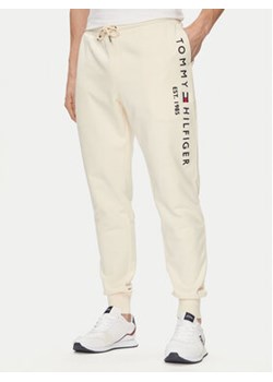 Tommy Hilfiger Spodnie dresowe Basic Branded MW0MW08388 Beżowy Regular Fit ze sklepu MODIVO w kategorii Spodnie męskie - zdjęcie 170726114