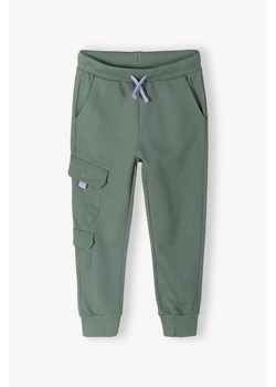 Bawełniane spodnie dresowe dla chłopca khaki - regular fit ze sklepu 5.10.15 w kategorii Spodnie chłopięce - zdjęcie 170730044