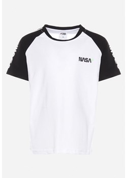 Biała Koszulka T-shirt z Ozdobnymi Lampasami i Napisem z Elastycznej Bawełny  Aerapa ze sklepu Born2be Odzież w kategorii T-shirty chłopięce - zdjęcie 170736003