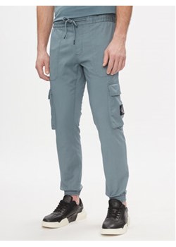 Calvin Klein Jeans Spodnie cargo J30J324696 Niebieski Skinny Fit ze sklepu MODIVO w kategorii Spodnie męskie - zdjęcie 170743950