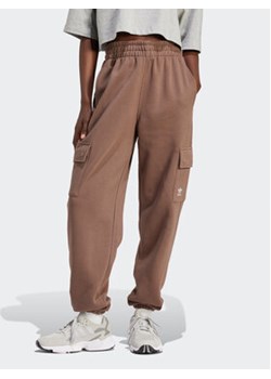 adidas Spodnie dresowe Essentials IR5909 Brązowy Loose Fit ze sklepu MODIVO w kategorii Spodnie damskie - zdjęcie 170744060