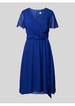 Sukienka koktajlowa o długości do kolan z wiązanym paskiem ze sklepu Peek&Cloppenburg  w kategorii Sukienki - zdjęcie 170749454