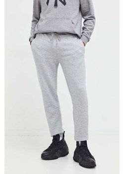 New Era spodnie dresowe kolor szary melanżowe ze sklepu PRM w kategorii Spodnie męskie - zdjęcie 170769492