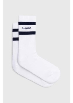 Sporty & Rich skarpetki New Serif Socks damskie kolor biały SO922WH ze sklepu PRM w kategorii Skarpetki damskie - zdjęcie 170769834