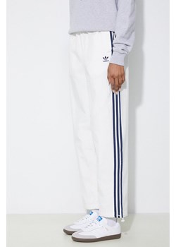 adidas Originals spodnie dresowe kolor beżowy wzorzyste IS2354 ze sklepu PRM w kategorii Spodnie damskie - zdjęcie 170770182