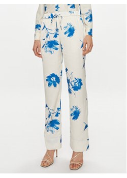 Calvin Klein Spodnie materiałowe K20K206662 Biały Regular Fit ze sklepu MODIVO w kategorii Spodnie damskie - zdjęcie 170771682