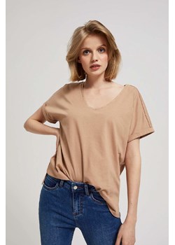 Ciemnobeżowy t-shirt damski z dekoltem w serek ze sklepu 5.10.15 w kategorii Bluzki damskie - zdjęcie 170772610