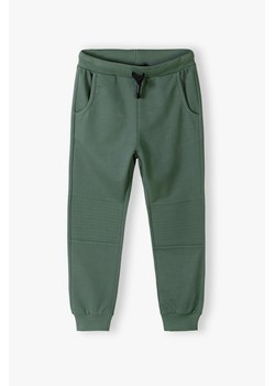 Bawełniane spodnie dresowe regular fit dla chłopca - khaki ze sklepu 5.10.15 w kategorii Spodnie chłopięce - zdjęcie 170772654