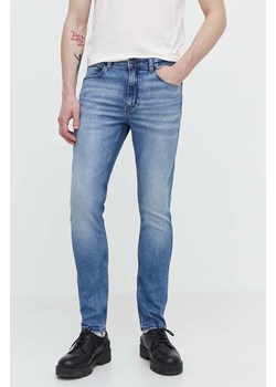 HUGO jeansy męskie kolor niebieski 50511410 ze sklepu ANSWEAR.com w kategorii Jeansy męskie - zdjęcie 170775202