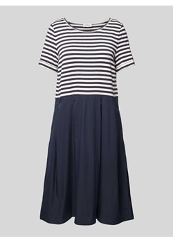Sukienka o długości do kolan ze wzorem w paski ze sklepu Peek&Cloppenburg  w kategorii Sukienki - zdjęcie 170778704