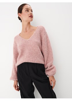 Mohito - Różowy sweter z dekoltem V - pastelowy różowy ze sklepu Mohito w kategorii Swetry damskie - zdjęcie 170779301