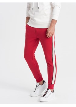 Spodnie męskie dresowe z lampasem 865P - czerwone V4 ze sklepu Edoti w kategorii Spodnie męskie - zdjęcie 170779652