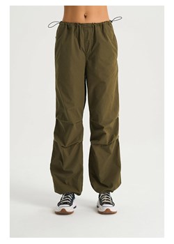 Cross Jeans Spodnie w kolorze khaki ze sklepu Limango Polska w kategorii Spodnie damskie - zdjęcie 170783463