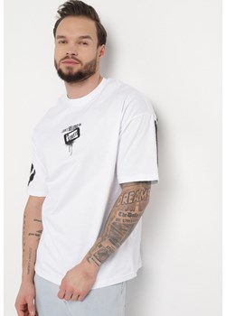 Biała Koszulka z Bawełny Ozdobiona Nadrukiem Datesa ze sklepu Born2be Odzież w kategorii T-shirty męskie - zdjęcie 170790051