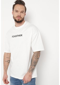 Biała Koszulka T-shirt z Ozdobnym Napisem z Elastycznej Bawełny Piselena ze sklepu Born2be Odzież w kategorii T-shirty męskie - zdjęcie 170790074