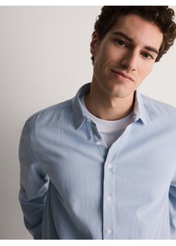Reserved - Bawełniana koszula regular fit - jasnoniebieski ze sklepu Reserved w kategorii Koszule męskie - zdjęcie 170820934