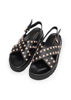 Damskie sandały skórzane z ozdobnymi nitami na platformie czarne ze sklepu WITTCHEN w kategorii Sandały damskie - zdjęcie 170832894