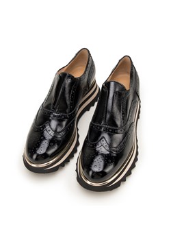 Damskie wsuwane sneakersy z lakierowanej skóry czarne ze sklepu WITTCHEN w kategorii Półbuty damskie - zdjęcie 170838732