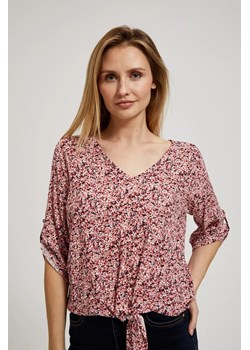 Wzorzysta koszula z dekoltem w serek i wiązaniem różowa ze sklepu Moodo.pl w kategorii Bluzki damskie - zdjęcie 170866062
