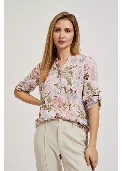 Koszula z kwiatowym printem i dekoltem w serek różowa ze sklepu Moodo.pl w kategorii Koszule damskie - zdjęcie 170866070
