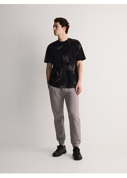 Reserved - Bawełniane spodnie dresowe - beżowy ze sklepu Reserved w kategorii Spodnie męskie - zdjęcie 170891570