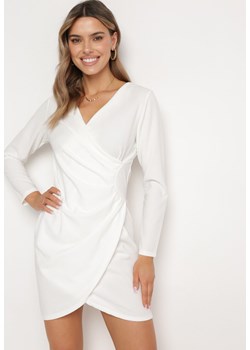 Biała Sukienka Kopertowa z Ozdobnym Marszczeniem Ohildria ze sklepu Born2be Odzież w kategorii Sukienki - zdjęcie 170895621
