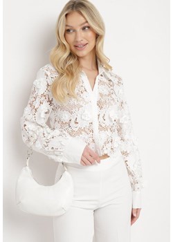 Biała Koszula z Ażurowej Koronki o Krótkim Fasonie z Wypukłymi Kwiatami Assiles ze sklepu Born2be Odzież w kategorii Koszule damskie - zdjęcie 170908304