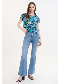Damska koszulka w kolorowe kwiaty z wiskozy ze sklepu 5.10.15 w kategorii Bluzki damskie - zdjęcie 170910971