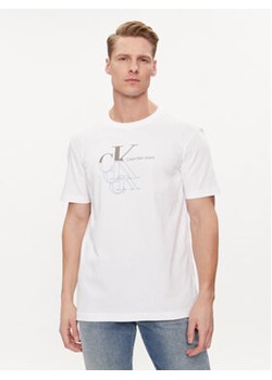Calvin Klein Jeans T-Shirt Monogram Echo J30J325352 Biały Regular Fit ze sklepu MODIVO w kategorii T-shirty męskie - zdjęcie 170911273