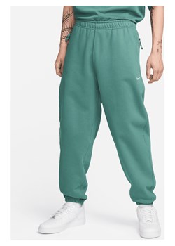 Męskie spodnie z dzianiny Nike Solo Swoosh - Zieleń ze sklepu Nike poland w kategorii Spodnie męskie - zdjęcie 170913910