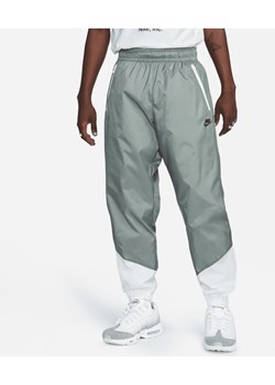 Męskie spodnie z tkaniny z podszewką Nike Windrunner - Szary ze sklepu Nike poland w kategorii Spodnie męskie - zdjęcie 170913913