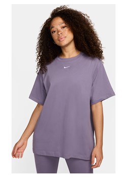 T-shirt damski Nike Sportswear Essential - Fiolet ze sklepu Nike poland w kategorii Bluzki damskie - zdjęcie 170914003