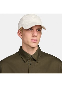 Sztruksowa czapka o nieusztywnianej konstrukcji Nike Club Cap - Biel ze sklepu Nike poland w kategorii Czapki z daszkiem męskie - zdjęcie 170914150