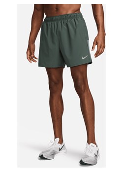 Męskie spodenki do biegania z wszytą bielizną Dri-FIT Nike Challenger 13 cm - Zieleń ze sklepu Nike poland w kategorii Spodenki męskie - zdjęcie 170914232