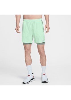 Męskie hybrydowe spodenki do biegania Nike Stride Dri-FIT 13 cm - Zieleń ze sklepu Nike poland w kategorii Spodenki męskie - zdjęcie 170914534