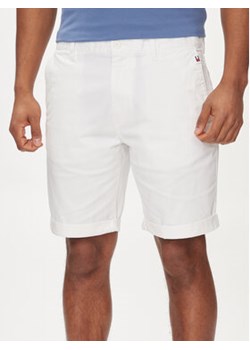 Tommy Jeans Szorty materiałowe Scanton DM0DM18812 Biały Regular Fit ze sklepu MODIVO w kategorii Spodenki męskie - zdjęcie 170918462