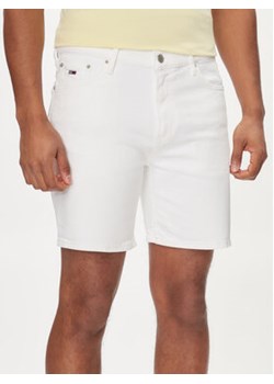 Tommy Jeans Szorty jeansowe DM0DM18790 Biały Relaxed Fit ze sklepu MODIVO w kategorii Spodenki męskie - zdjęcie 170918701