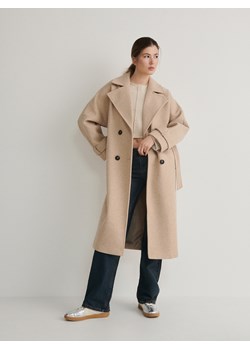 Reserved - Płaszcz z wiązanym paskiem - beżowy ze sklepu Reserved w kategorii Płaszcze damskie - zdjęcie 170922330