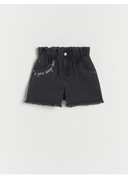 Reserved - Jeansowe szorty z haftem - czarny ze sklepu Reserved w kategorii Spodenki dziewczęce - zdjęcie 170925642