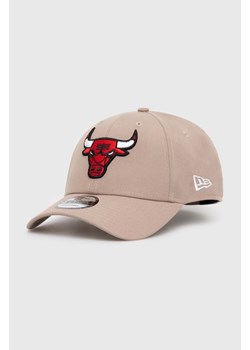 New Era czapka z daszkiem 9Forty Chicago Bulls kolor beżowy z aplikacją 60435239 ze sklepu PRM w kategorii Czapki z daszkiem damskie - zdjęcie 170927922