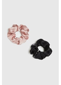 Zestaw dwóch gładkich gumek do włosów różowy ze sklepu Moodo.pl w kategorii Gumki do włosów - zdjęcie 170930514