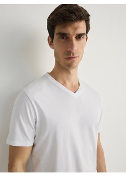 Reserved - T-shirt slim z dekoltem V - biały ze sklepu Reserved w kategorii T-shirty męskie - zdjęcie 170937692